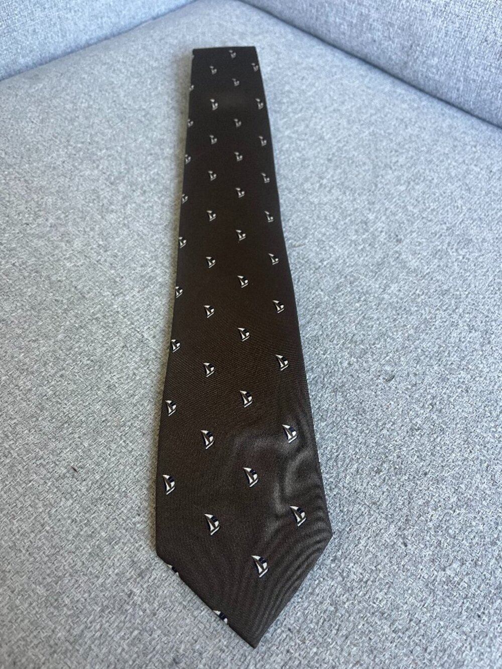 Men's Tie. 100% Silk. Brand: SELECTED. Brown with sailboats. Retail:$79+tax.